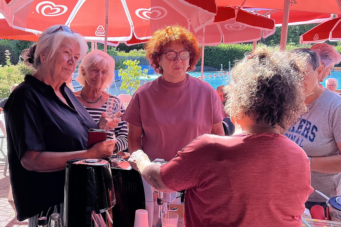 Beim Kaffee machen