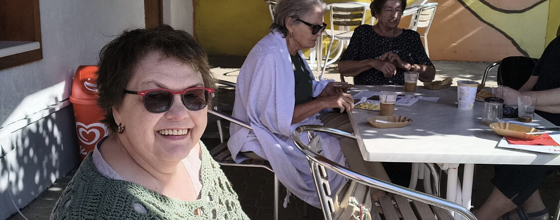 Frau gemütlich sitzend