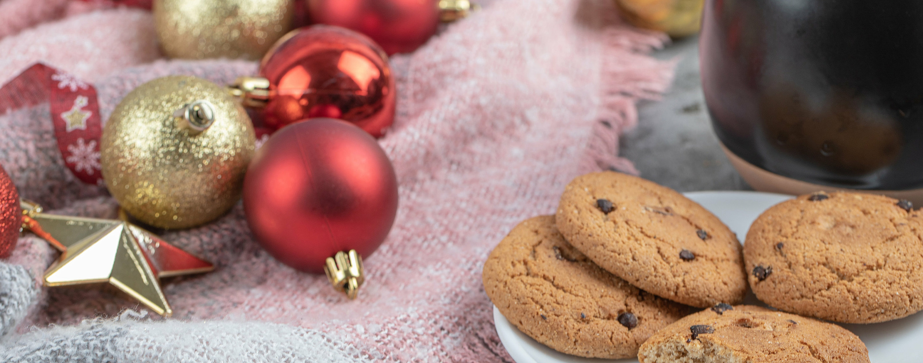 Cookies und Weihnachtskugeln Ginger cookies in a white saucer with christmas figures around