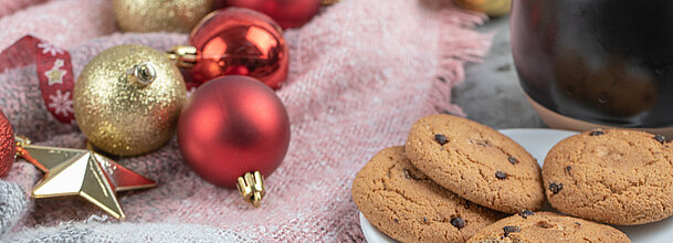Cookies und Weihnachtskugeln Ginger cookies in a white saucer with christmas figures around