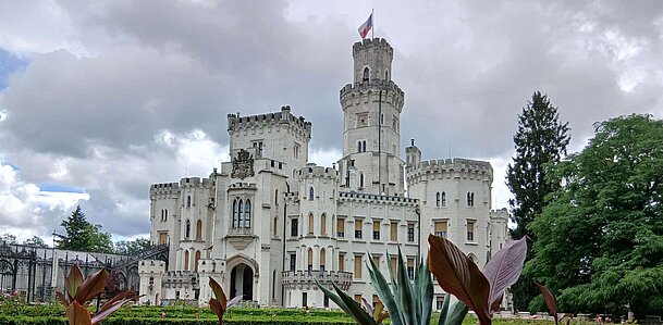 Schloss Hluboka Vordergrund BGarten, Hintergrund Schloss Hluboka