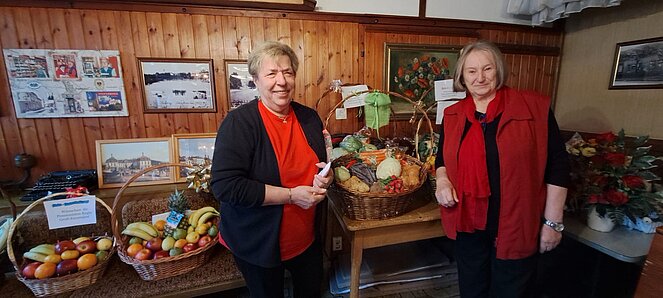 Krampusturnier_Groß-Enzersdorf_Damen mit Geschenken