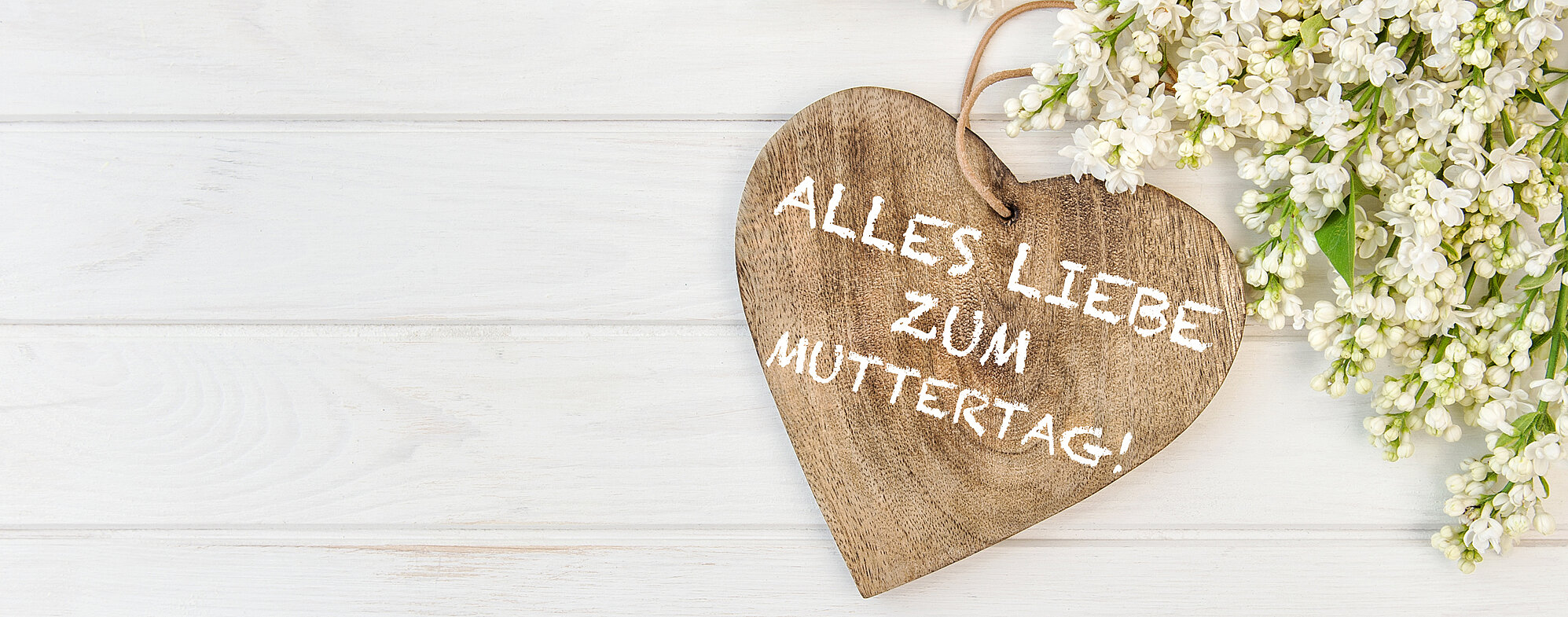 White lilac flowers wooden heart Mothers Day german