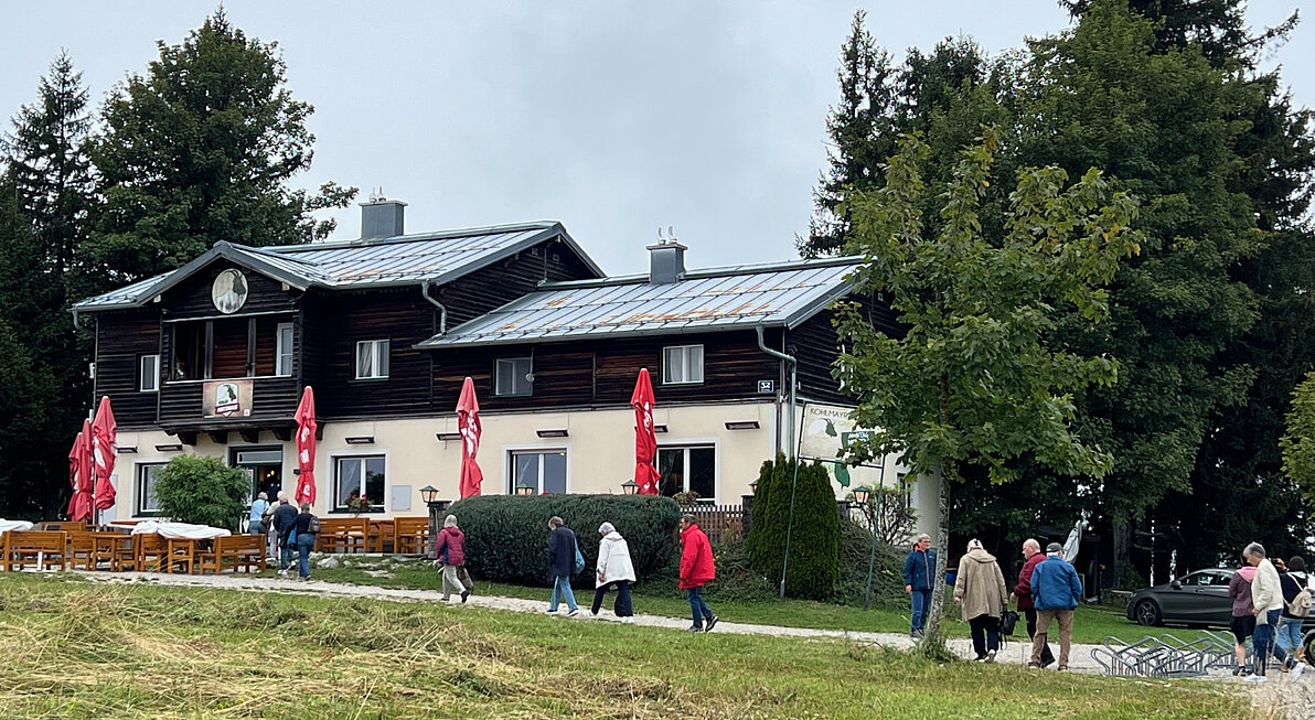 Leute gehen zum Gasthaus