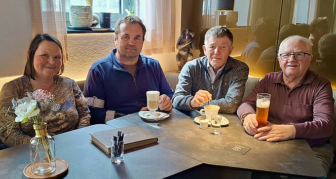 Kaffeehaus, 1 Frau, 3 Männer gemütlich sitzend