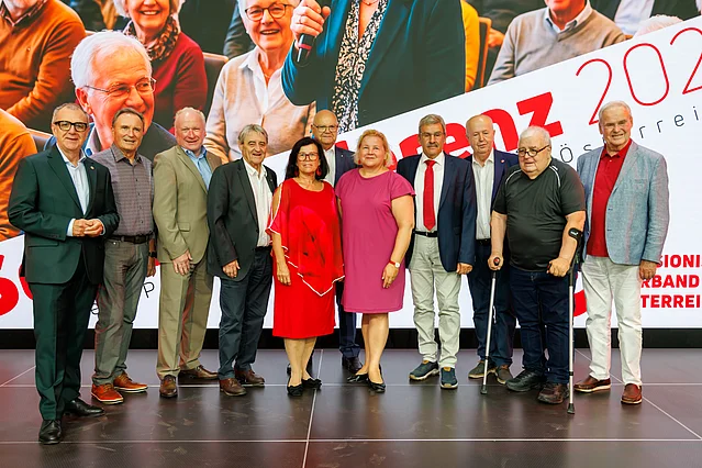 Österreichischer Seniorenbund: Funktionäre stehen vor Banner