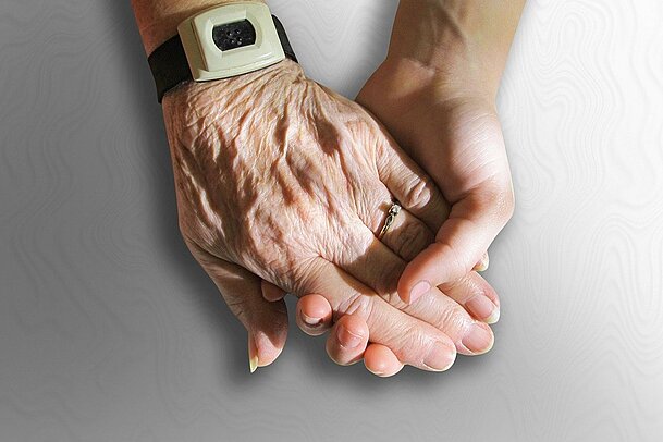 Pflege_Sujet_Hände_Notfallarmband