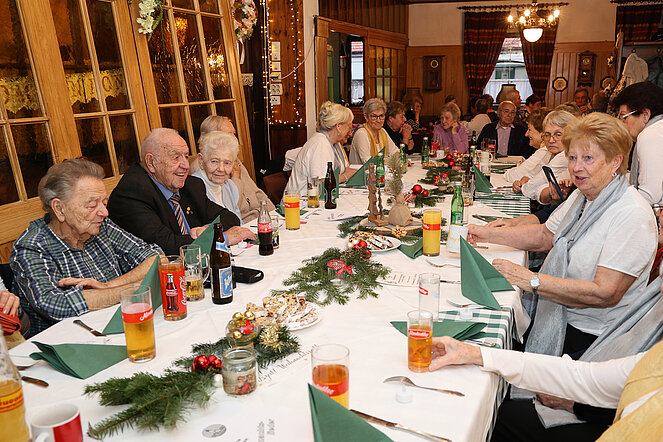 Weihnachtsfeier_Groß-Enzersdorf_grosser Tisch 