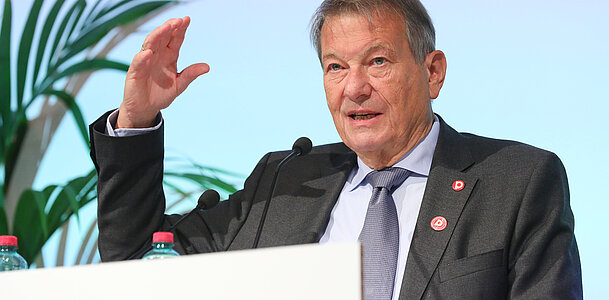 Funktionaere_Kostelka_Peter_Pult_Sozialkonferenz_LogoPensionistenverband