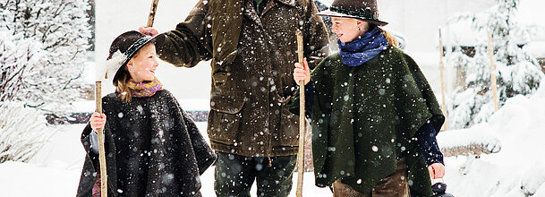 Wintermotiv Opa und seine Enkelkinder - Hintersee