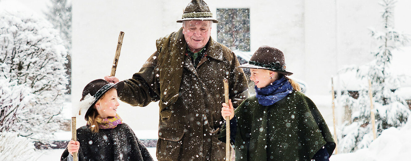Wintermotiv Opa und seine Enkelkinder - Hintersee