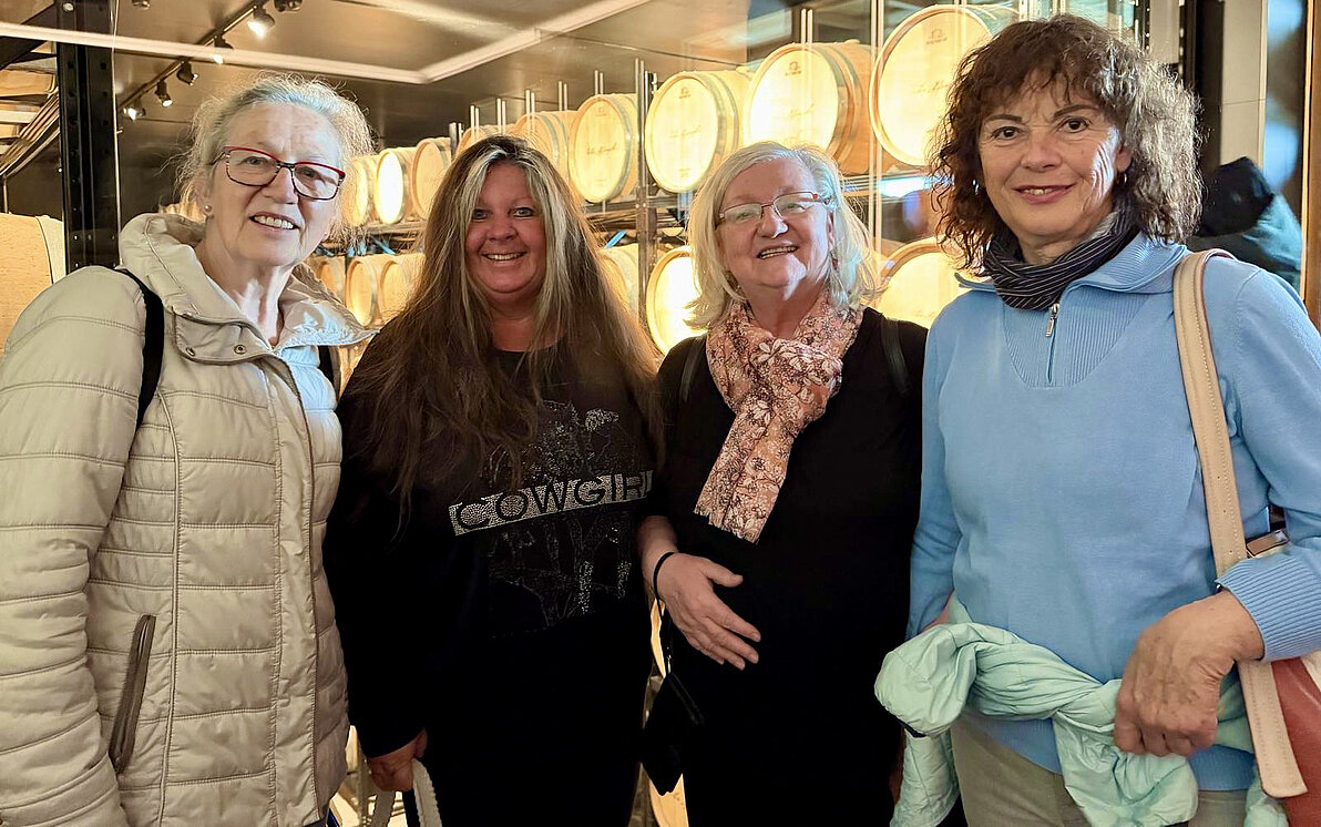 4 Frauen stehend vor Whiskyfässer