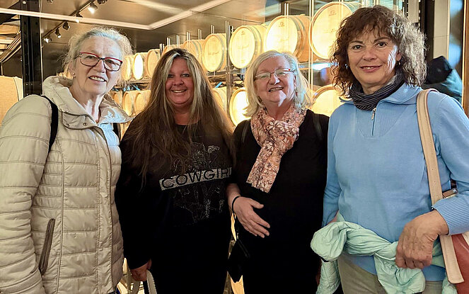 4 Frauen stehend vor Whiskyfässer