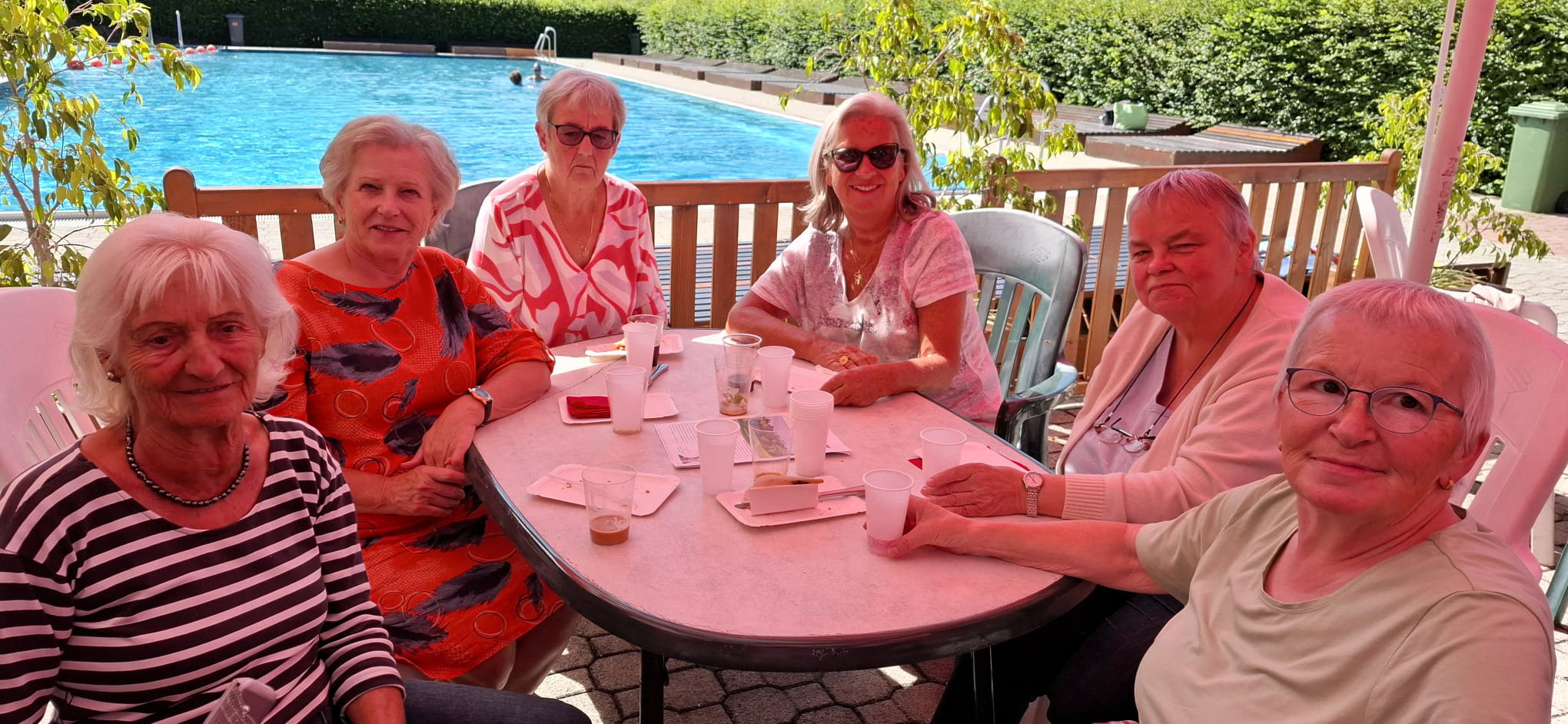 6 Frauen rund um Tisch